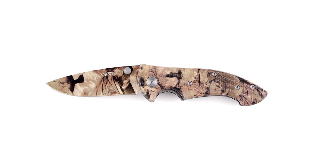 Camouflaged knife with thumb lug for one-handed opening
