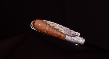 Le Sperone folding knife, Olive wood handle - Damascus blade and bolster