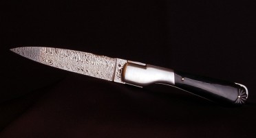 Couteau pliant Le Sperone, Manche en Pointe de Corne ciselée Fleur - Lame Damas
