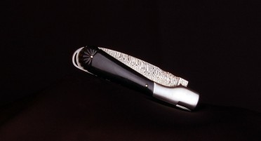 Le Sperone folding knife, Chiselled Flower Horn Tip Handle - Damascus Blade