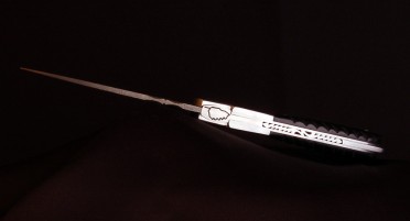 Le Sperone folding knife, Twisted black horn tip handle - Damascus blade