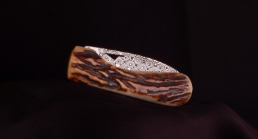 Couteau Corse U Cumpà en Bois de Cerf et lame Damas
