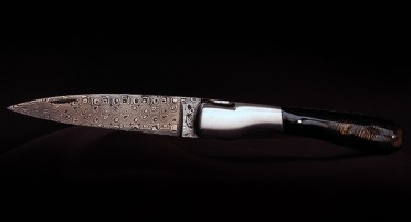 Vendetta Zuria knife in Buffalo Horn and Damascus blade