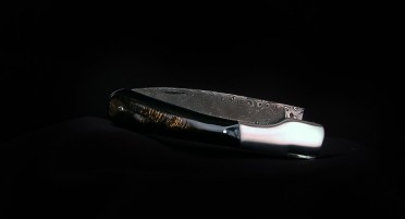 Vendetta Zuria knife in Buffalo Horn and Damascus blade