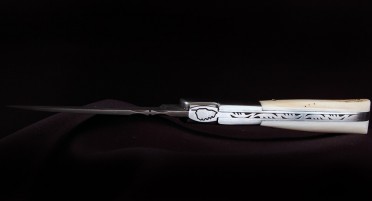 Vendetta Zuria knife in Warthog ivory and Damascus blade