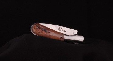 Le pialincu folding knife in Aries Horn