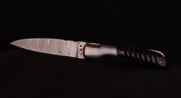 Le Pialincu knife in Buffalo Horn chiseled in twist and Damascus blade