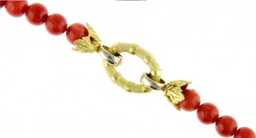 Grand collier en grosses perles de Corail rouge et fermoir travaillé en Or Jaune