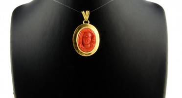 Pendentif Vierge sculptée en Corail rouge de Bonifacio et Or jaune
