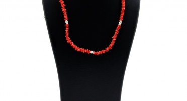 Necklace in red coral chips and silver beads