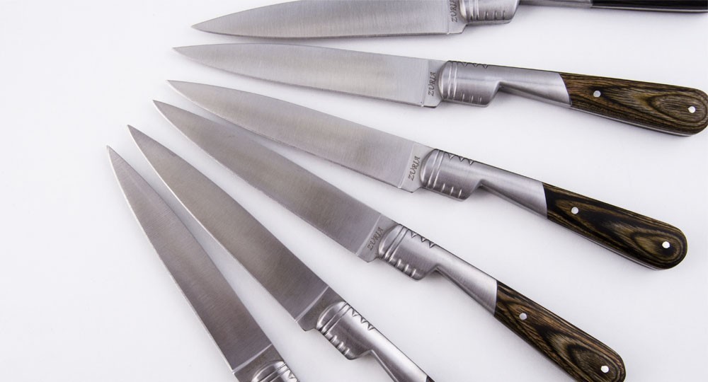 6 couteaux de table avec manche en résine couleur brun