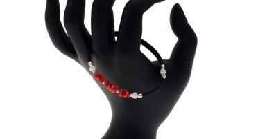 Adjustable bracelet in rubber, red coral, silver beads and mother-of-pearl