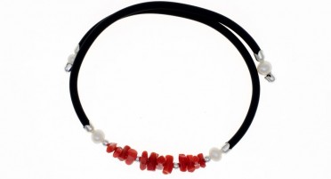 Adjustable bracelet in rubber, red coral, silver beads and mother-of-pearl