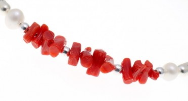 Adjustable bracelet in rubber, red coral, silver beads and mother-of-pearl