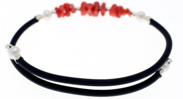 Adjustable bracelet in rubber, red coral, silver beads and mother-of-pearl