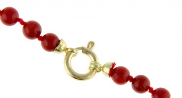 Collier en perles de Corail rouge avec nœuds et fermoir en Or jaune