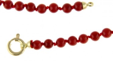 Necklace in red coral beads with knots and clasp in yellow gold