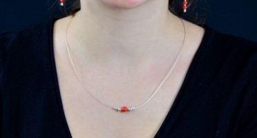 Perle de Corail rouge de méditerranée et perles d'Argent montées sur un collier câble