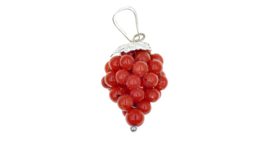 Grape-shaped pendant in red coral and silver