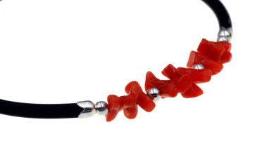 Adjustable bracelet in red coral, silver beads and rubber