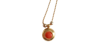 Necklace with a coral cabochon and gold plated chain