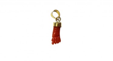 Corsican pendant in the shape of a closed fist in coral with a gold-plated bail - Model 7126